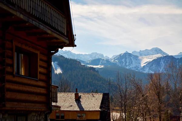 Guesthouse e montagna paesaggio innevato orizzonte — Foto Stock