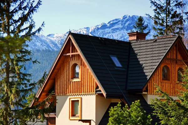 Guesthouse e montagna paesaggio innevato orizzonte — Foto Stock