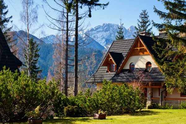 Guesthouse e montagna paesaggio innevato orizzonte — Foto Stock