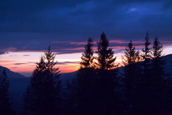 Berglandschap met zonsondergang — Stockfoto