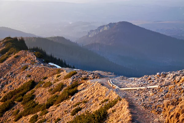 Berglandschaft mit Felsweg — Stockfoto