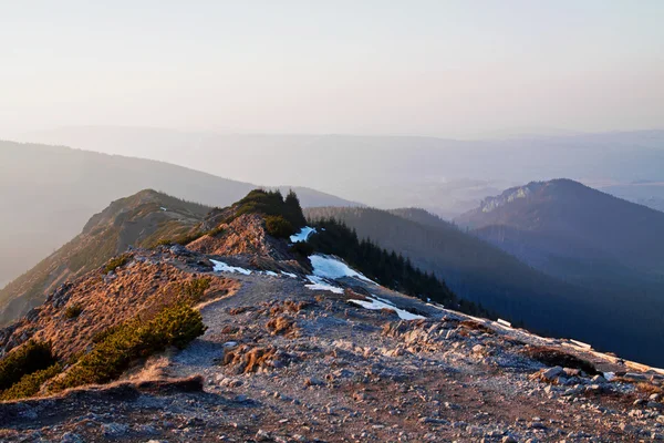 Berglandschaft mit Felsweg — Stockfoto