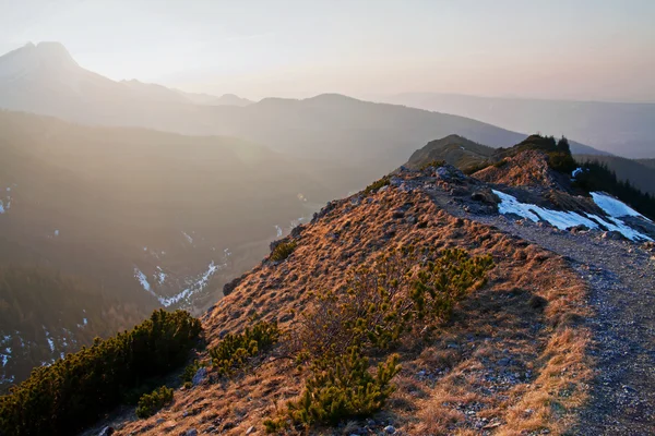 Berglandschaft mit Felsweg — Stockfoto