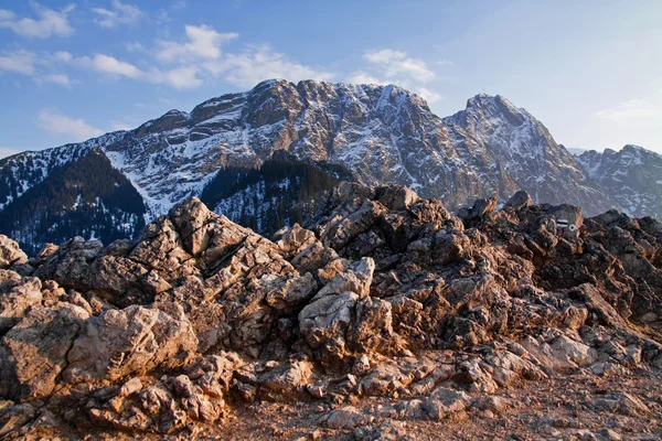Montaña nevado paisaje con roca —  Fotos de Stock