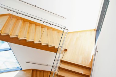 Modern mimarlık iç Ahşap merdiven ile