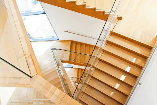 Arquitetura moderna interior com escadas de madeira — Fotografia de Stock