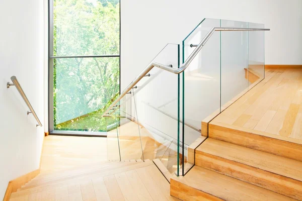 Interior de arquitectura moderna con escaleras de madera — Foto de Stock