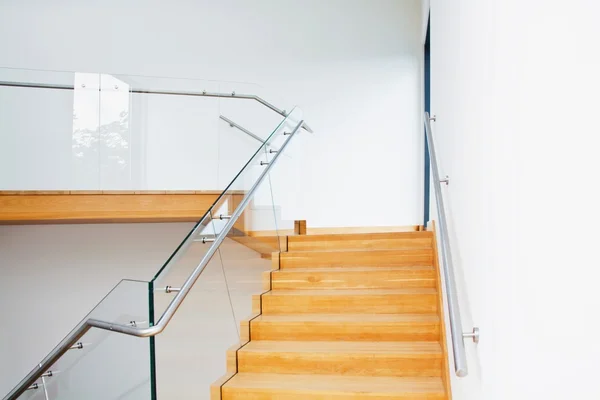 Arquitetura moderna interior com escadas de madeira — Fotografia de Stock