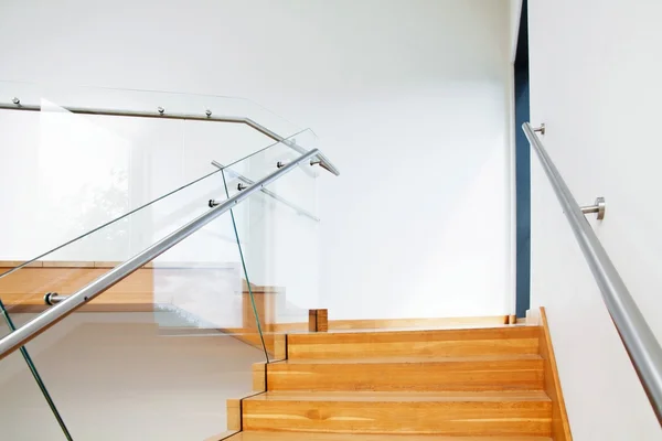 Interior de arquitectura moderna con escaleras de madera — Foto de Stock