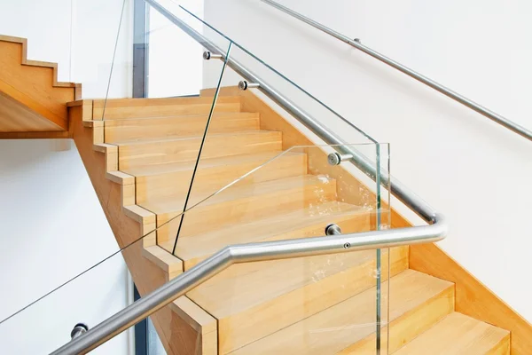 Interior de arquitectura moderna con escaleras de madera —  Fotos de Stock