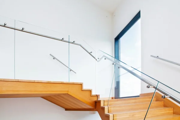 Interior de arquitectura moderna con escaleras de madera — Foto de Stock