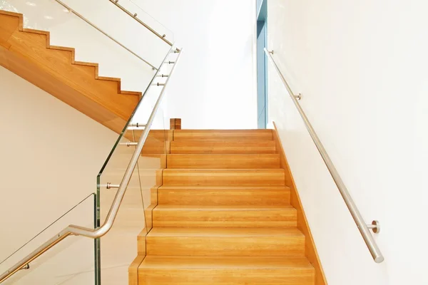 Interior moderno con escaleras de madera — Foto de Stock