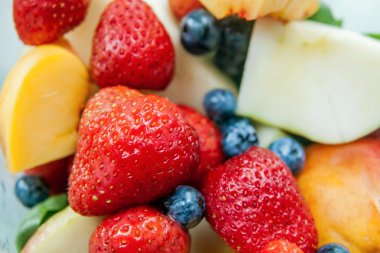 Çilek, yaban mersini şeftali elma meyve karışımı