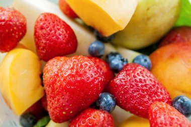 Çilek, yaban mersini şeftali elma meyve karışımı