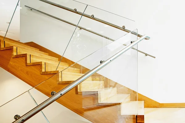 Interior moderno con escaleras de madera — Foto de Stock