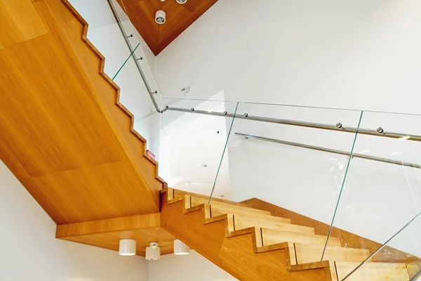 Modern belső tér fa lépcsők a bolzákon — Stock Fotó