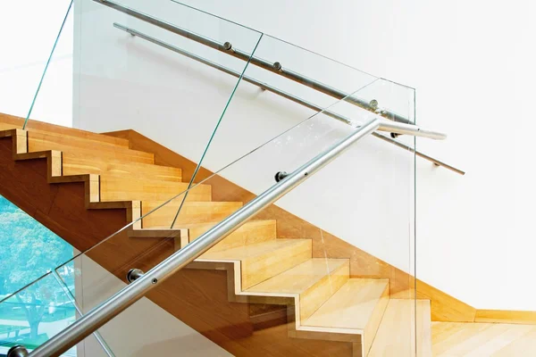 Modernes Interieur mit Holztreppe — Stockfoto