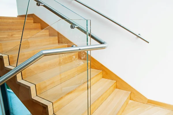 Interior moderno com escadas de madeira — Fotografia de Stock