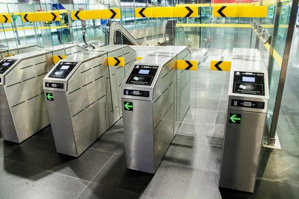 Estación de metro subterráneo con puerta moderna — Foto de Stock