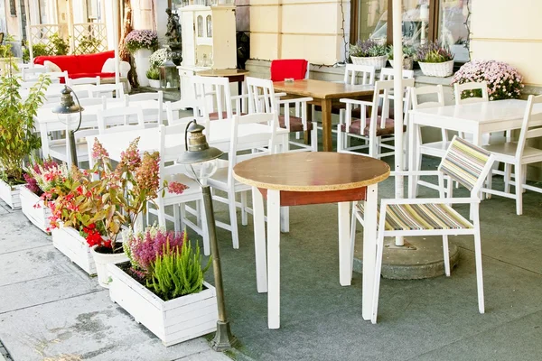 Straat stad café restaurant met een tafel en stoel — Stockfoto