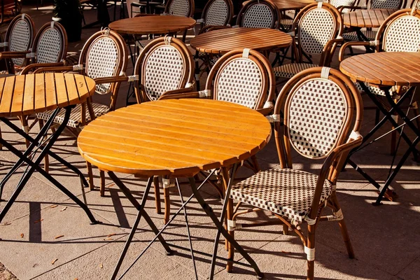 Ulica miasta kawiarnia restauracja stół i krzesła — Zdjęcie stockowe