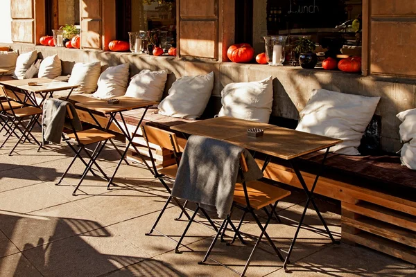 テーブルと椅子のある街市カフェ レストラン — ストック写真