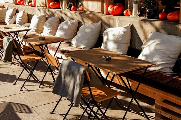 Straat stad café restaurant met een tafel en stoel — Stockfoto