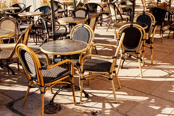 Straat stad café restaurant met een tafel en stoel — Stockfoto