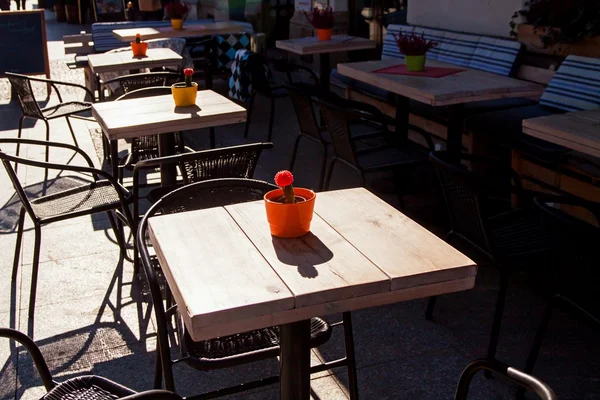 Ulice města café restaurant s stůl a židle — Stock fotografie