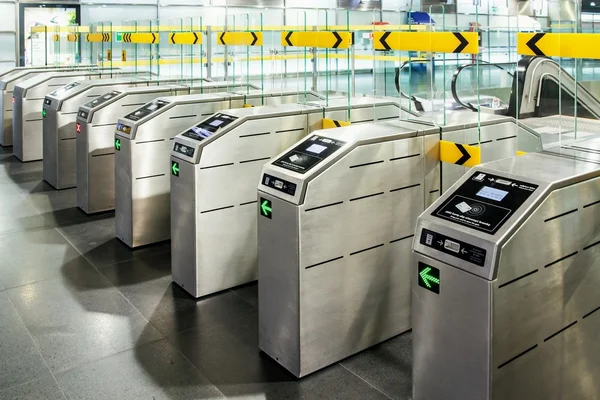 Estação de metro subterrânea com portão moderno Imagens De Bancos De Imagens Sem Royalties