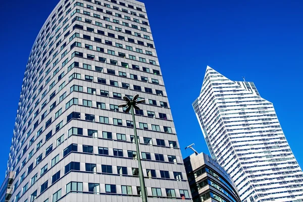 Arquitetura moderna edifícios de escritórios — Fotografia de Stock