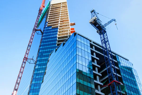 Construção de edifício de torre de escritório moderno Fotos De Bancos De Imagens