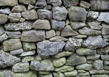 Yıpranmış kireçtaşı duvar dokusu ve doğal taş detayı..