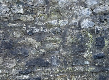 İnce mineral lekeli eski dış duvar..