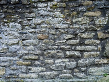 İnce mineral lekeli eski dış duvar..