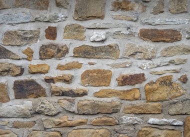 Kireçtaşı blokların kaba dokusuyla yakın plan görüntüsü.