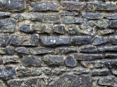 Yıpranmış kireçtaşı duvar dokusu ve doğal taş detayı..