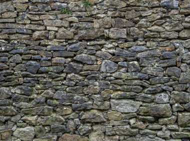Yıpranmış kireçtaşı duvar dokusu ve doğal taş detayı..