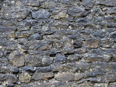Yıpranmış kireçtaşı duvar dokusu ve doğal taş detayı..