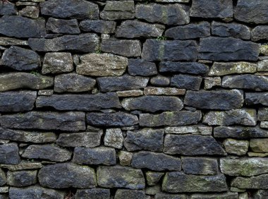 Çirkin taş ustalığı kaba bir zemin oluşturur..