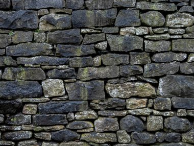 Çirkin taş ustalığı kaba bir zemin oluşturur..