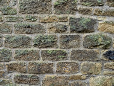 Kireçtaşı blokların kaba dokusuyla yakın plan görüntüsü.