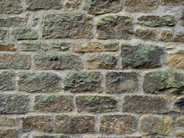 Kireçtaşı blokların kaba dokusuyla yakın plan görüntüsü.