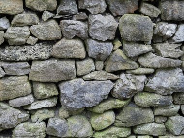 Çirkin taş ustalığı kaba bir zemin oluşturur..