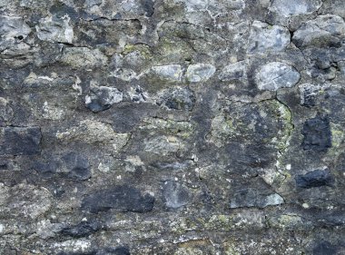 İnce mineral lekeli eski dış duvar..