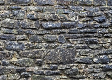 Çirkin taş ustalığı kaba bir zemin oluşturur..