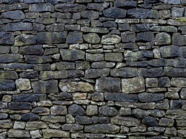 Çirkin taş ustalığı kaba bir zemin oluşturur..