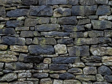 Yıpranmış kireçtaşı duvar dokusu ve doğal taş detayı..