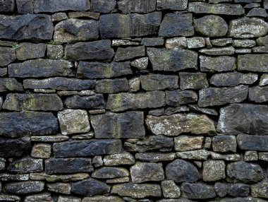 Çirkin taş ustalığı kaba bir zemin oluşturur..