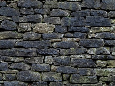 Çirkin taş ustalığı kaba bir zemin oluşturur..